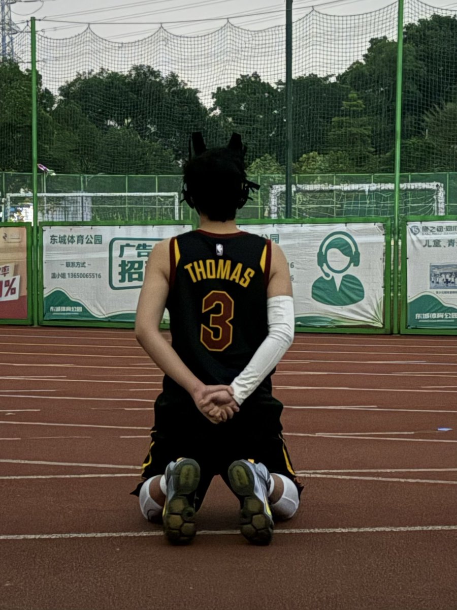 做为输了球的赌注，落入勇士队手中的骑士队员，不得不按勇士队的要求进行训练......