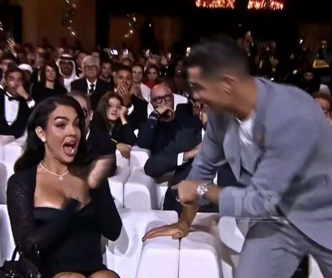 رد فعل حماسي من جورجينا على فوز رونالدو بجائزة غلوب سوكر