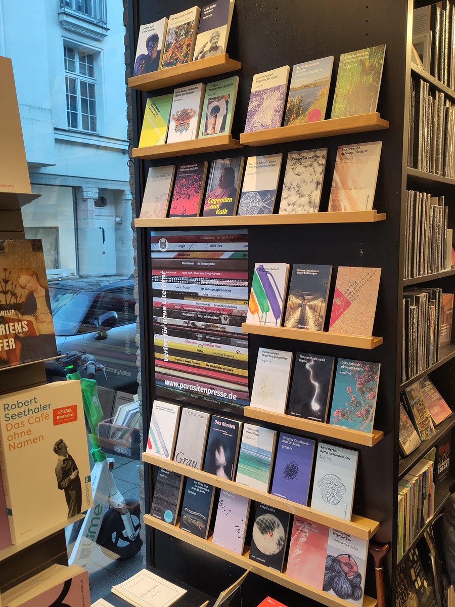 parasitenpresse's tweet photo. schaut euch das schöne spitzenmäßige schaufenster der buchhandlung bittner in #köln an, einfach parasitär! #verlagspreis #bummel https://t.co/XnNWWoYJbC