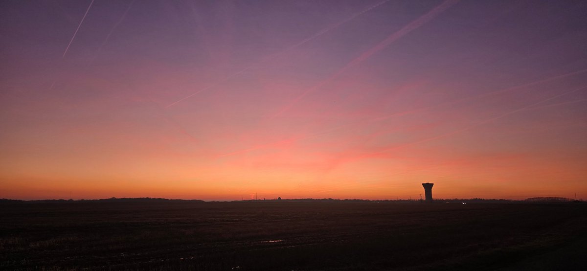 meteo_77's tweet photo. Coucher de soleil hivernal ce soir sur Savigny-le-Temple 🥶 https://t.co/mUKmYVRwpM