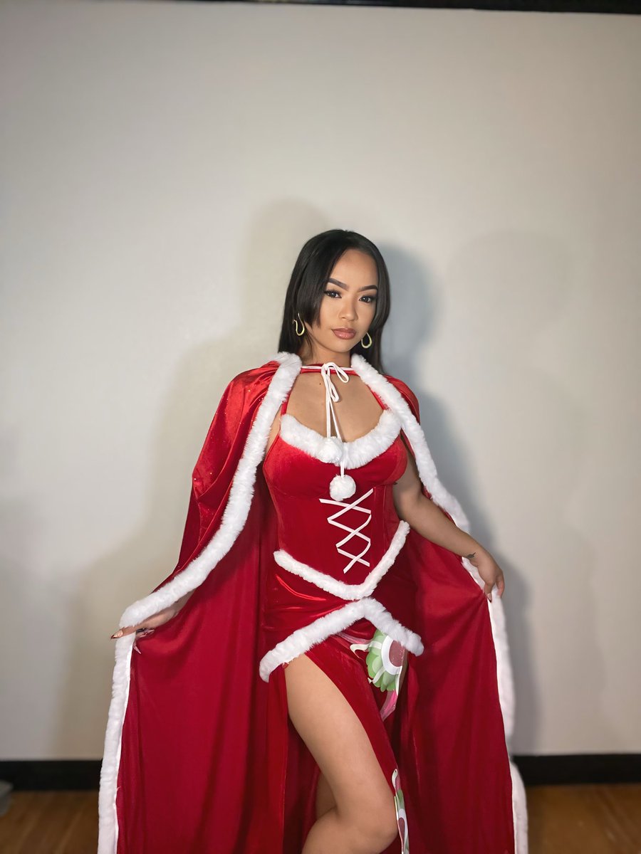 ka_eevee_'s tweet photo. Late Christmas post🎄❤️💚🤍 now New Year’s 
#boahancock #Christmas2024 #cosplay https://t.co/c8w8ly1mAq
