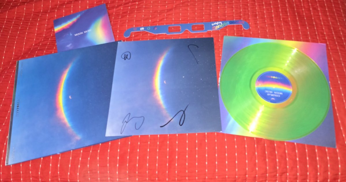 Coldplay_Marce's tweet photo. Versiones que llegaron antes, la primera que llegó fue la de Amazon con el vinilo azul. Tengo 2 versiones que me esperan el año que viene en lo de mi prima en España, el zootropo y el amarillo de El Corte Inglés https://t.co/DFSWcb7QPC