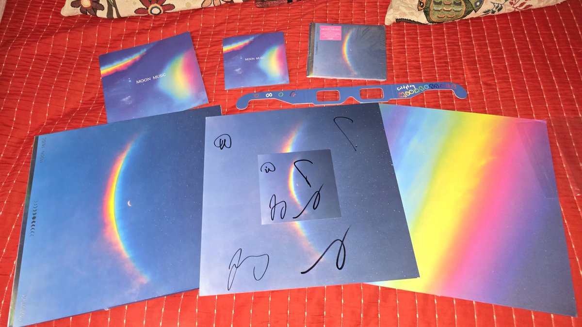 Coldplay_Marce's tweet photo. Versiones que llegaron antes, la primera que llegó fue la de Amazon con el vinilo azul. Tengo 2 versiones que me esperan el año que viene en lo de mi prima en España, el zootropo y el amarillo de El Corte Inglés https://t.co/DFSWcb7QPC