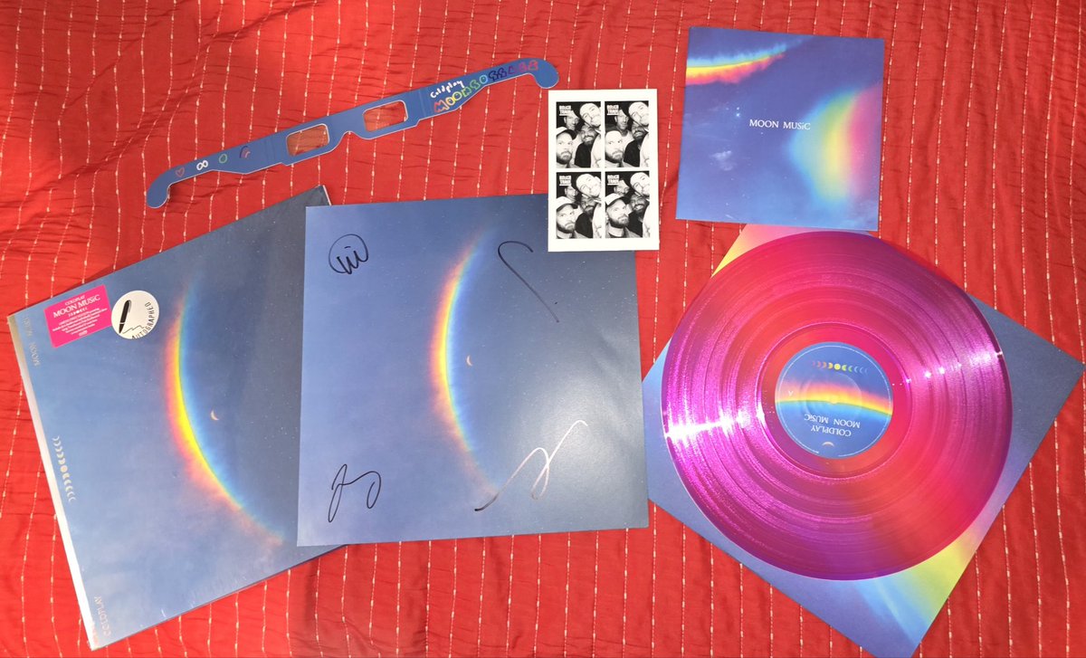 Coldplay_Marce's tweet photo. Versiones que llegaron antes, la primera que llegó fue la de Amazon con el vinilo azul. Tengo 2 versiones que me esperan el año que viene en lo de mi prima en España, el zootropo y el amarillo de El Corte Inglés https://t.co/DFSWcb7QPC