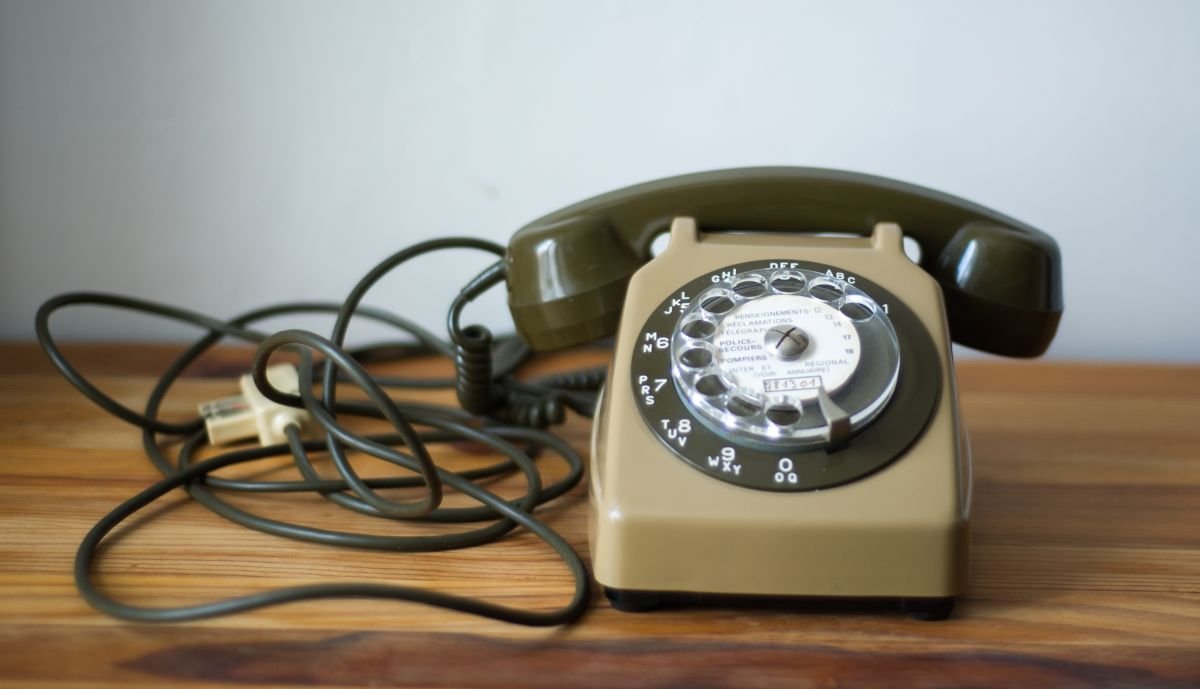 Generations7080's tweet photo. Difficile à croire qu’on avait des téléphones à cadran et qu’on répondait sans savoir qui appelait. Étonnant qu’on ait survécu. 😅 https://t.co/8fsS2vOXQ1