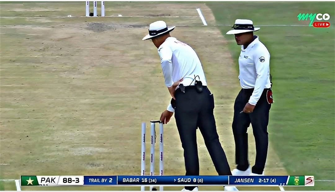 hamad_aslam05's tweet photo. STUMPS ๐ฅ
Pakistan trail by just 02 runs & still 7 wickets in hand Good thing is that king bobby and chotta Don is still on Crease......๐โค๏ธ๐ต๐ฐ
230+ would be defending total here.
#PAKvsSA #PakistanCricket #PCT #PCTfans