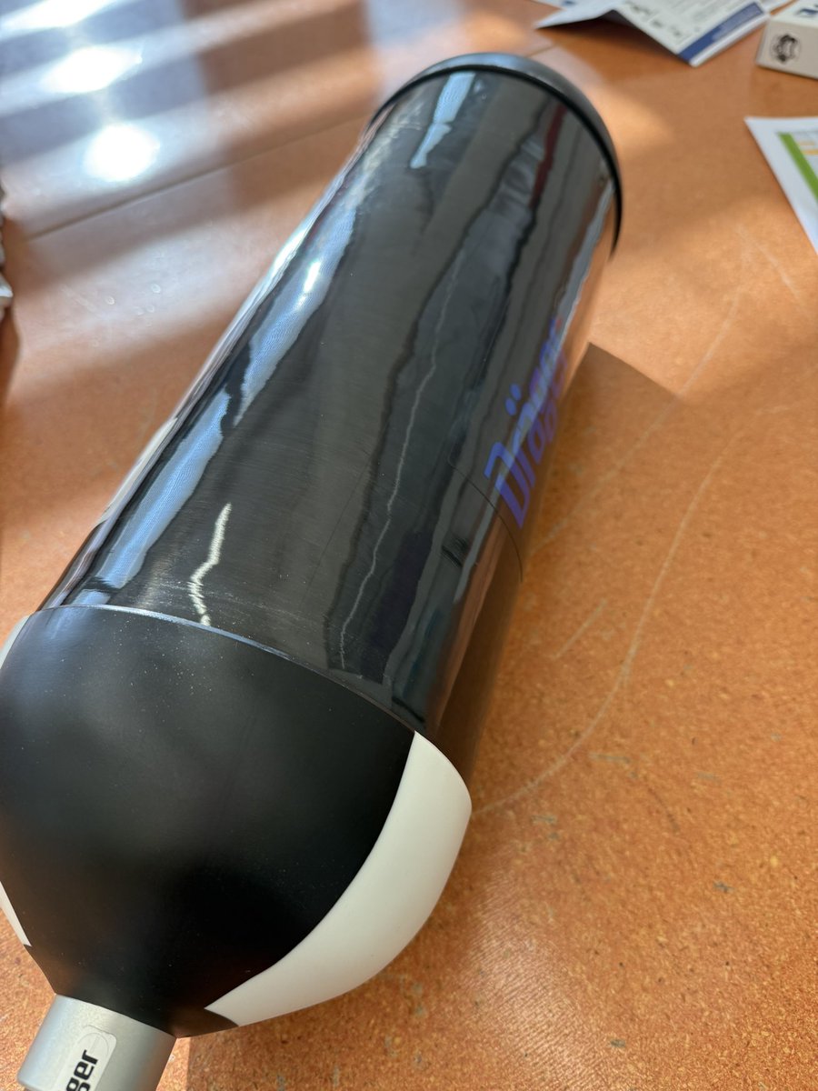 HentschelF's tweet photo. Arbeiten war heute etwas wie Geschenke auspacken…😎😊
Neuste Generation AS-Flaschen.
#Feuerwehr #ASG #neueFlaschen #composit https://t.co/9mnz9W4FkZ