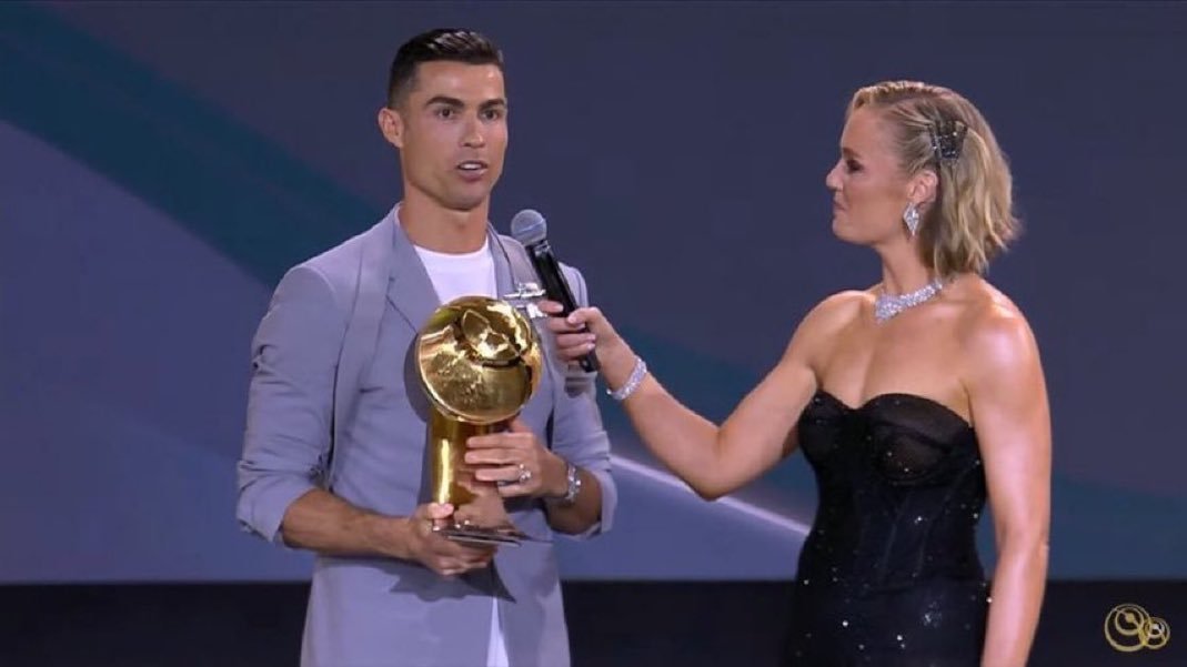 Crackbol10's tweet photo. Cristiano Ronaldo autoregalándose otro premio en los Dubai de Oro 🤣

Gana como mejor jugador del medio oriente sin ganar absolutamente NADA, cuando lo podía ganar Rahimi que fue goleador y Campeón de la Champions Asiática eliminando a CR7 o algún jugador del Al Hilal que a nivel local ganaron todo y por ejemplo Mitrovic tuvo practicamente las mismas estadísticas que el bicho 😅

Pero bueno, ya saben que el es uno de los organizadores y siempre debe ganar algo para que no haga berrinche el niño de 40 años
