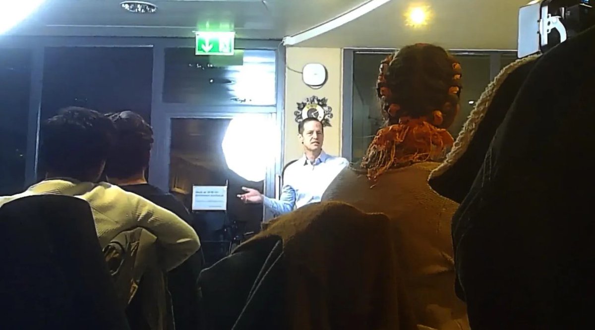 🚨🚨🚨
1933 reloaded: Bei einem Treffen in der Schweiz haben prominente AfD-Politiker wie der Bundestagsabgeordnete Roger Beckamp und die brandenburgische Landtagsabgeordnete Lena Kotré und Vertreter rechtsextremer Gruppen wie Mitglieder der in Deutschland verbotenen Bewegung