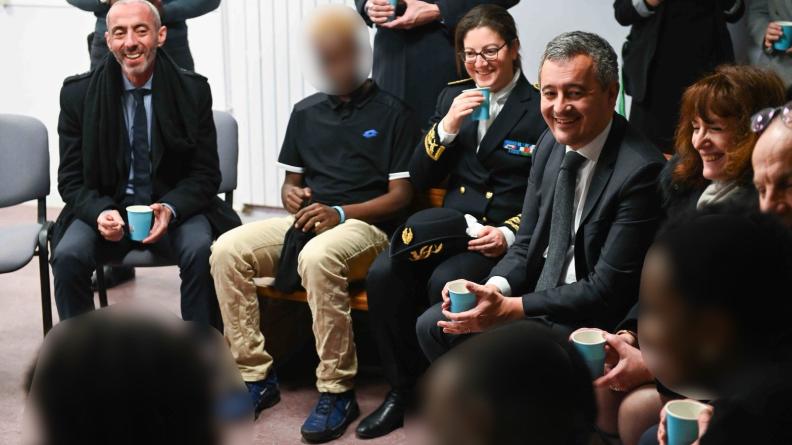 Depuis sa prise de fonction, <a href="/GDarmanin/">Gérald DARMANIN</a>, ministre d’État, garde des Sceaux, ministre de la Justice a réservé ses premiers déplacements aux personnels assurant la continuité du service public de la Justice pendant les fêtes :
🔹 Au tribunal judiciaire d’Amiens, où il a échangé