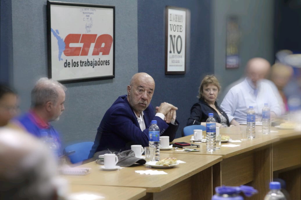 El ex embajador Oscar Laborde en un acto humanitario logra que el gendarme detenido en Venezuela reciba carta de su madre en Navidad 

La ministra Bullrich lo agradece denunciandolo por traicion a la Patria

Nuestra solidaridad con Laborde, nuestro repudio a la cazadora de brujas