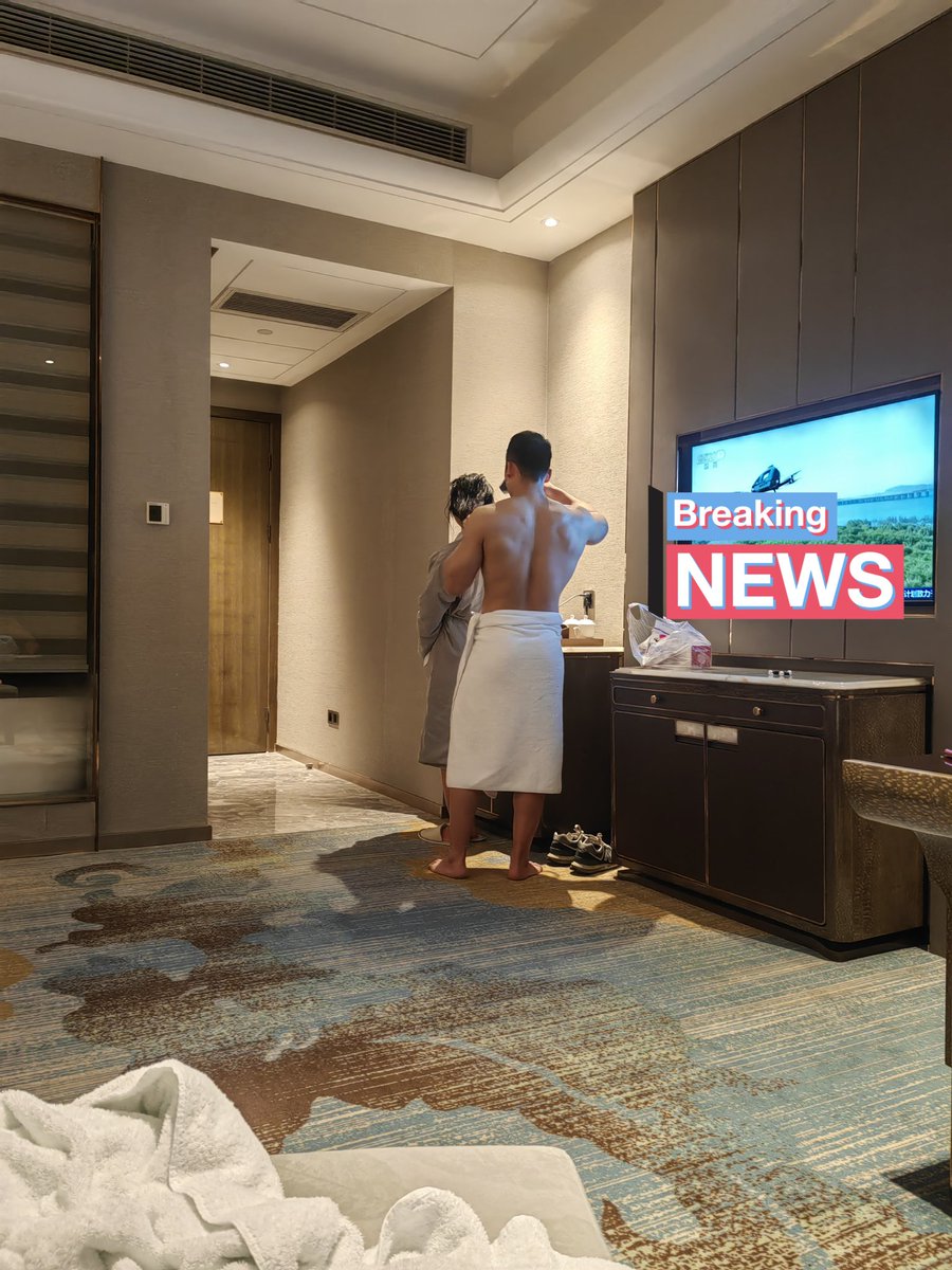 老婆和单男一起洗澡 洗完澡出来头发湿了 你们说是为什么？