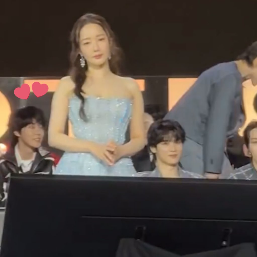 บ้าเอ้ยยย ตอนแรกนึกว่าเตนล์ไม่เห็นที่โดยองยิ้มให้ด้วยซ้ำ แต่จริงๆๆๆคือฮีสองคนมองกันมาแต่ไกลแล้วอะ ㅠㅠㅠㅜㅠ ชิปโดเตนล์มาพันปียังไม่เคยเห็นโดยองมองเตนด้วยสายตา “คลั่งรัก” ขนาดนี้มาก่อน บ้ามากกกกกก แล้วคือมองตามจนน้องเดินให้หลังไปแล้วอะ คือเกินไปป้ะ 😭😭😭