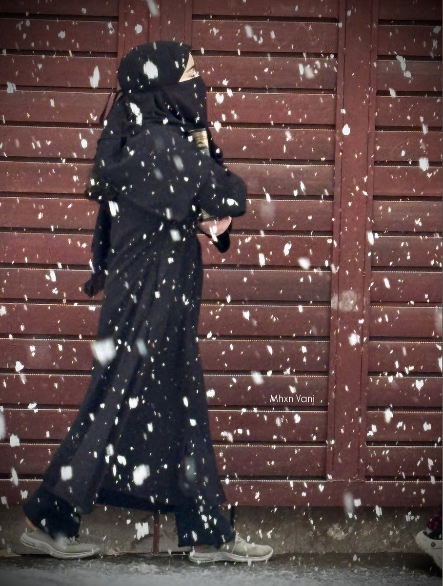 VaniMhxn's tweet photo. A little princess, holding the Quran close to her chest to keep it dry, as she heads to the maktab ♥️
#PictureOfTheDay https://t.co/KMdKbX4Izb