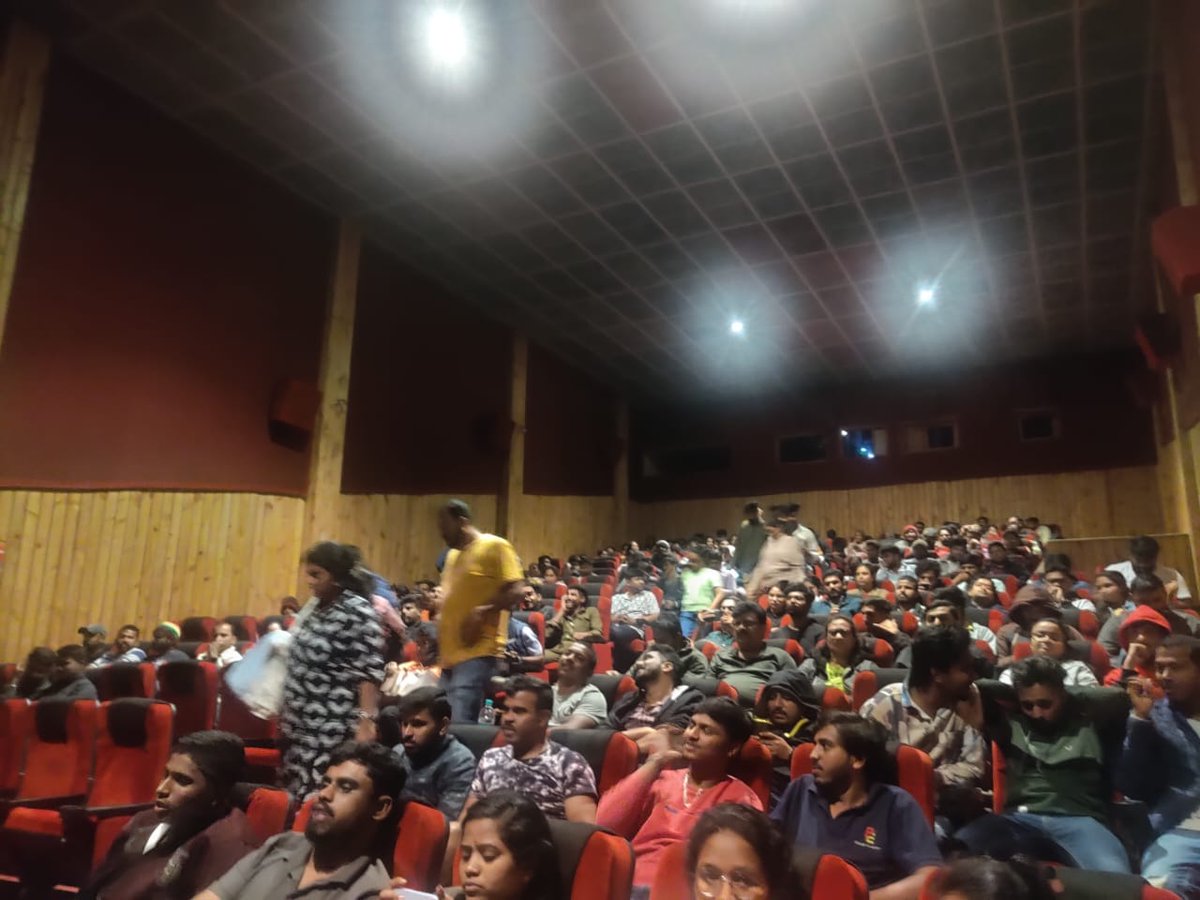 TheSudeepTrends's tweet photo. Veeresh Cinemas Night Show 💥🔥

@KicchaSudeep #MaxTheMovie https://t.co/zivAmVNZuB