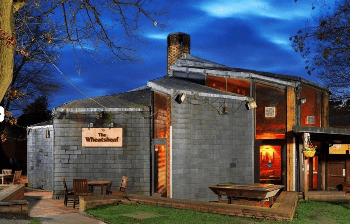 GBbooze's tweet photo. The Wheatsheaf, 6 Cumberland Road, #Camberley๐ป
A large, modern pub built in 1970 as part of the #Heatherside development for the new community, and serves it well. It is one of the few post-war pubs to be listed, having secured listing in May 2018. https://t.co/dvLgJxs22N