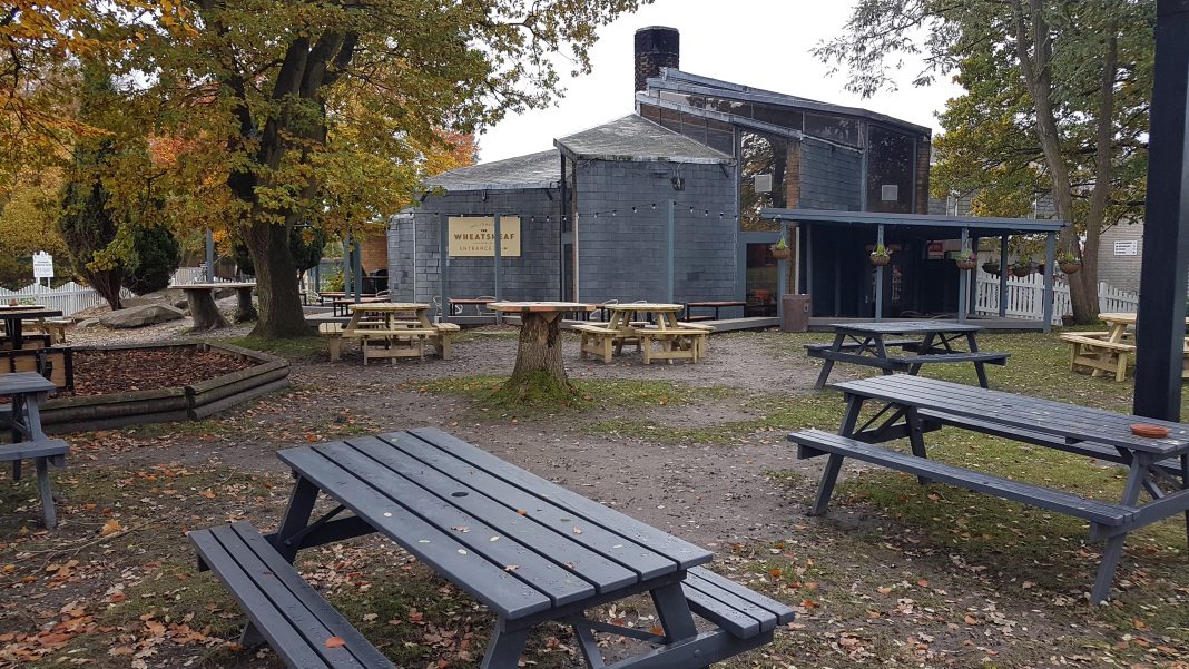 GBbooze's tweet photo. The Wheatsheaf, 6 Cumberland Road, #Camberley๐ป
A large, modern pub built in 1970 as part of the #Heatherside development for the new community, and serves it well. It is one of the few post-war pubs to be listed, having secured listing in May 2018. https://t.co/dvLgJxs22N