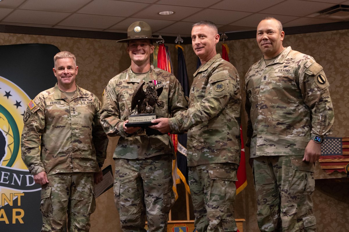 USArmyReserve's tweet photo. Here are some #USArmyReserve ceremonial highlights from the #YearInReview photos. 📆 

Check out all the photos here!  📷 
https://t.co/TrFt5d8T55 https://t.co/4gaGXQM3kp