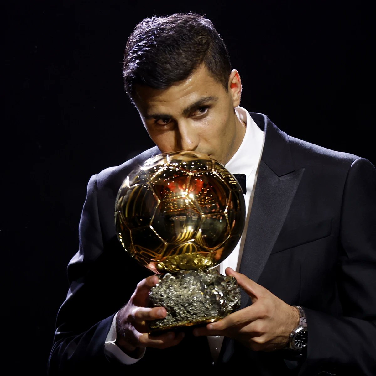 *Vinicius no acude al Balón de Oro que no gana*

Prensa:
❌FALTA DE RESPETO INTOLERABLE❌

*Rodri no acude al The BEST, que no gana, ni a los Globe Soccer que no gana*

Prensa:
🦄🌈 NADA 🌈🦄

No es el qué, sino el quien.