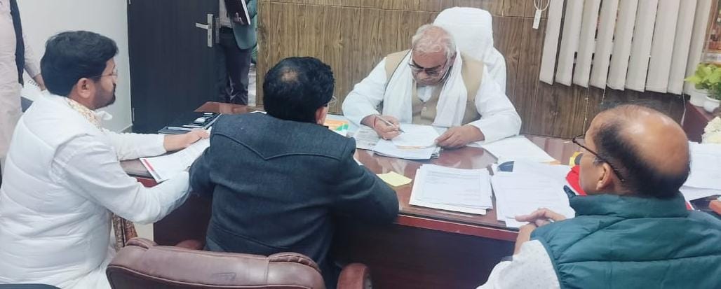 शिक्षा विभाग ने वित्त विभाग को 20 हजार पदों पर विभिन्न भर्तियों की वित्तीय स्वीकृति के लिए फाइल भेजी थी।
और जहां तक मुझे ज्ञात हुआ हैं कि 20000 पदों में से 7000 पदों (डीपीसी के बाद पदों में बढ़ौतरी की पूरी संभावना हैं) पर तृतीय श्रेणी शिक्षक भर्ती की ही वित्तीय स्वीकृति प्राप्त