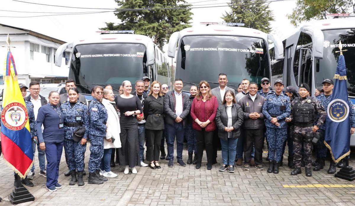 USPEC_Colombia's tweet image. #AEstaHora | junto con @MinjusticiaCo finalizamos con el proceso de entrega de la nueva flota de vehículos para el @INPEC_Colombia
Tres (3) busetones Mercedes Benz, se suman al total de 22 carros entregados este año al instituto.