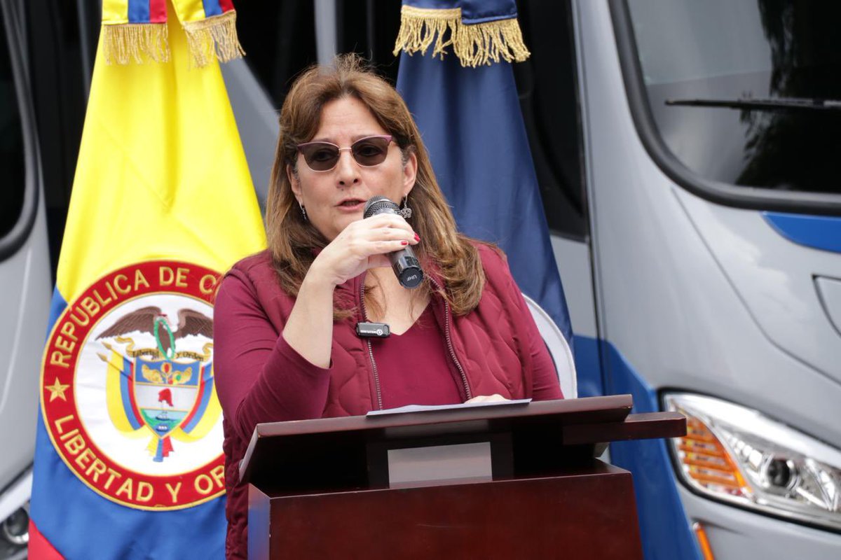 USPEC_Colombia's tweet image. #AEstaHora | junto con @MinjusticiaCo finalizamos con el proceso de entrega de la nueva flota de vehículos para el @INPEC_Colombia
Tres (3) busetones Mercedes Benz, se suman al total de 22 carros entregados este año al instituto.