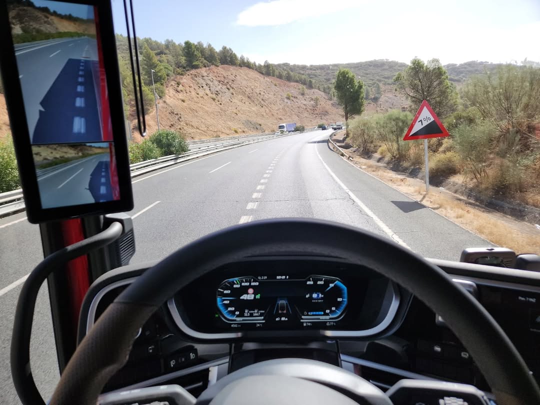 blogmdt's tweet photo. Testes na descida do DAF XG + 2025

#dafxgplus #dafxg #daftrucks #testes #caminhao #trucks #transporte #haulage #logistica #logistics #mundodotransporte #caminhaotop https://t.co/Aoy0GDrA3c