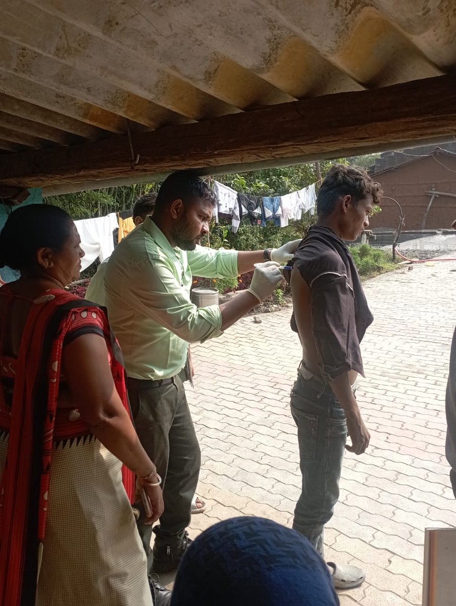 AAM_Valpor's tweet image. *🏥#AAM #VALPOR 🏥આજ રોજ aam *valpor ના રૂપઘાટ ગામમાં રક્તપિત રોગ વિશે ગ્રામજનોને માહિતી પુસ્તિકા દ્વારા સમજાવામાં આવ્યું,*
*ઘરઆંગણે કોઈ પણ વ્યક્તિ ને શરીર પર ડાઘ ચાંઠા ,કે અન્ય ચામડીની તકલીફ હોય તો આશા કે આરોગ્ય કર્મચારીઓ ને જાણ કરવા જણાવવામાં આવ્યું હતું..*