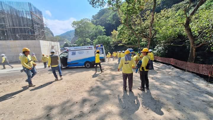 prensagrafica's tweet photo. AHORA | Cruz Verde reporta estructura colapsada en Los Chorros, se registran tres personas lesionadas que fueron liberadas de los escombros por sus compañeros. Información en desarrollo. Fotos: cortesía. https://t.co/8Zni19GtVG