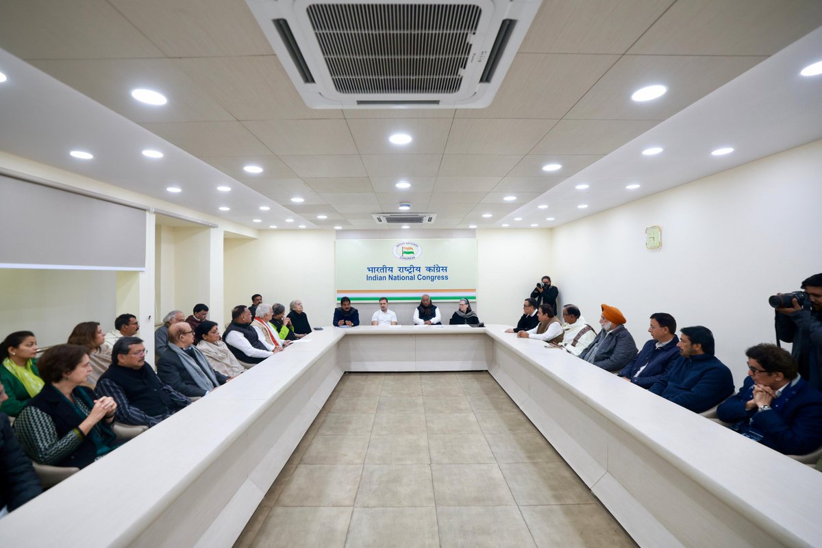 mamta_bhupesh's tweet image. कांग्रेस कार्य समिति की बैठक में पूर्व प्रधानमंत्री डॉ ”मनमोहन सिंह&quot; जी को श्रद्धासुमन अर्पित कर विनम्र श्रद्धांजलि दी।

कांग्रेस के मूल्यों, विचारों और हमारे दिलों में डॉ #मनमोहन_सिंह जी के आदर्शों और मार्गदर्शन की झलक हमेशा रहेगी। _&quot;
#ManmohanSingh 
#CongressCWC @INCIndia @IYC