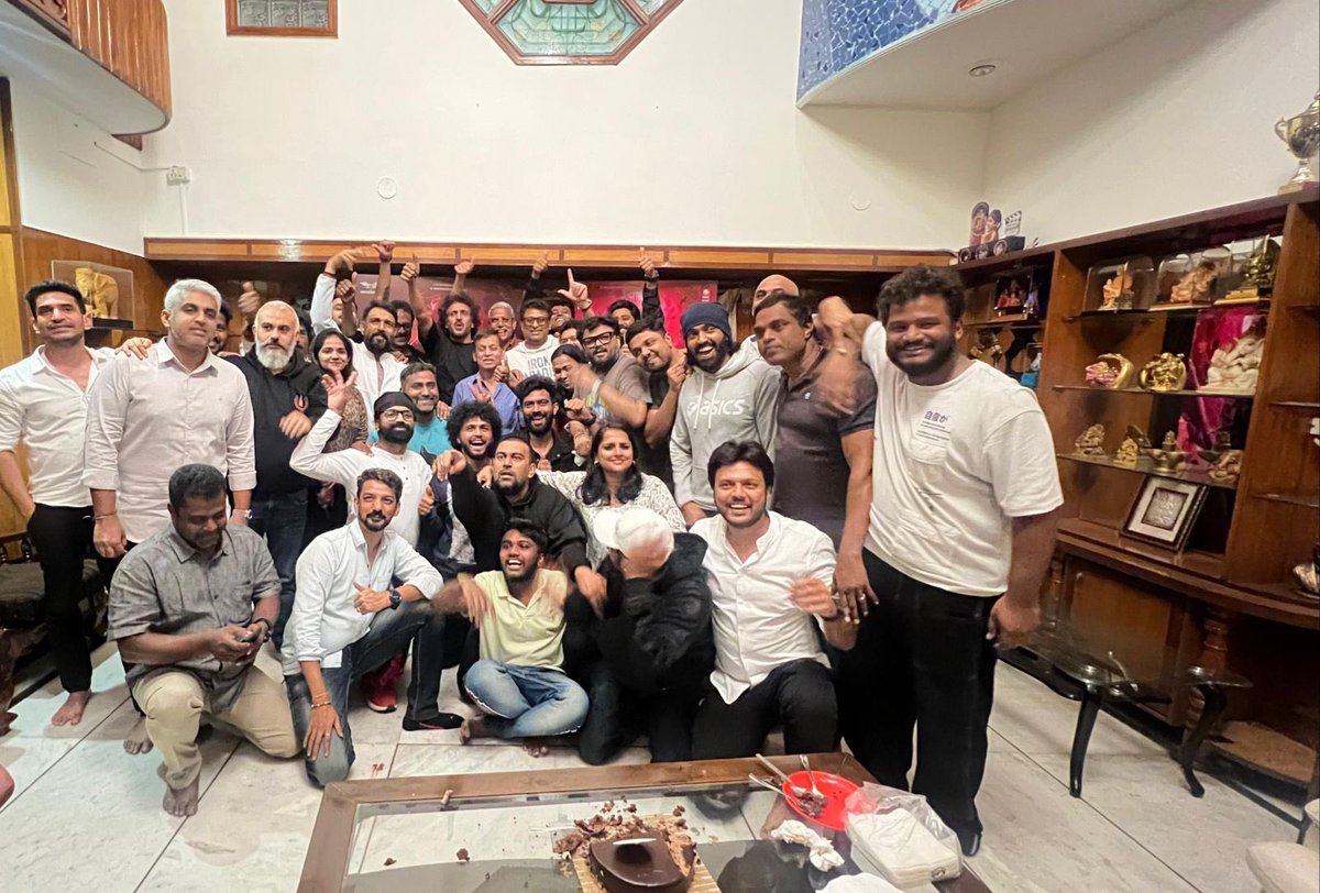 PopcornKannada's tweet image. #UiTheMovie Successful meet

#FocusedBlockbusterUI

@nimmaupendra @Laharifilm @enterrtainers @Reeshmananaiah @AJANEESHB @LahariMusic #GeethaFilmDistributors @APIfilms @ConfidentGroup1 @homescreenent @KvnProductions @ZeeStudios_ @kp_sreekanth