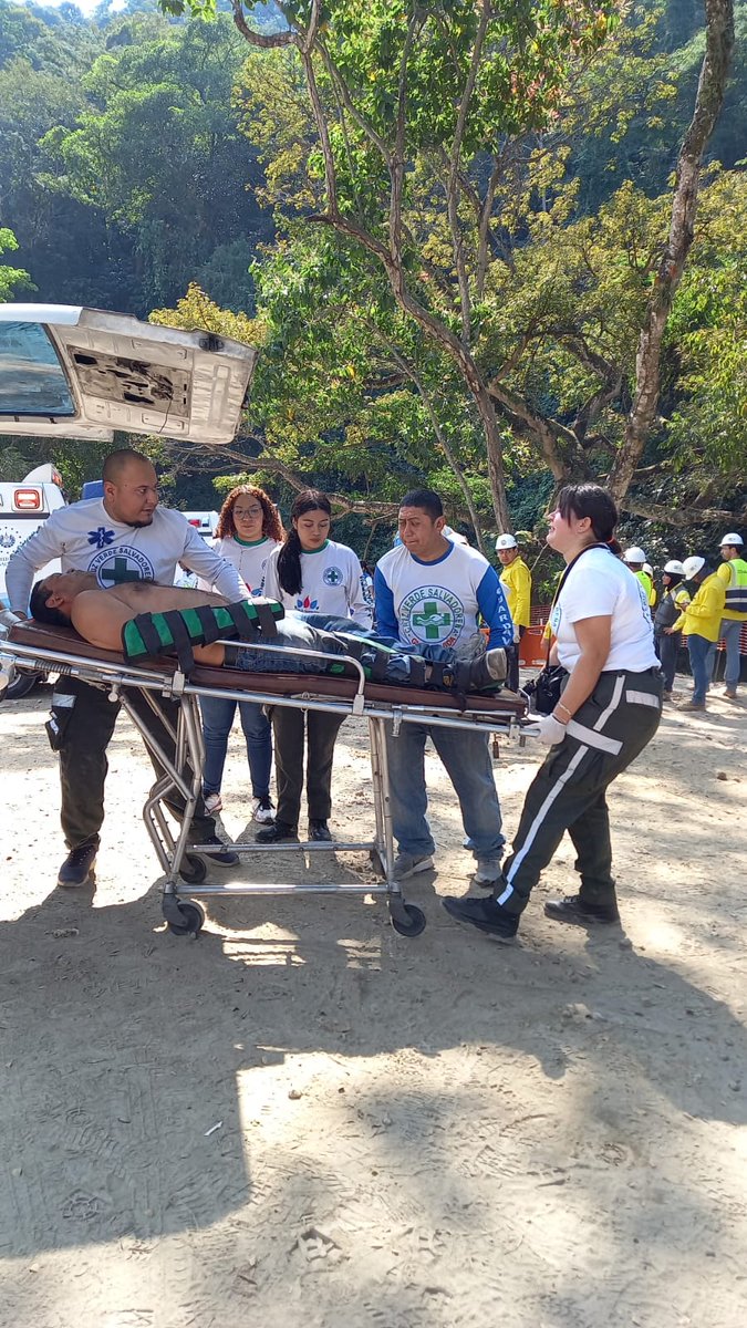 CruzVerdeStaAna's tweet photo. 🚨Estructura colapsada en la 📍Carretera Panamericana, tramo del sector Los Chorros.

✅Elementos de Cruz Verde Lourdes y Cruz Verde Santa Tecla reportan tres lesionados: dos atendidos por el Sistema de Emergencias Médicas (SEM) y uno por nuestro personal. https://t.co/KDRM9v5CU7