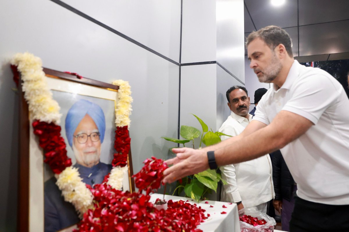 mamta_bhupesh's tweet image. कांग्रेस कार्य समिति की बैठक में पूर्व प्रधानमंत्री डॉ ”मनमोहन सिंह&quot; जी को श्रद्धासुमन अर्पित कर विनम्र श्रद्धांजलि दी।

कांग्रेस के मूल्यों, विचारों और हमारे दिलों में डॉ #मनमोहन_सिंह जी के आदर्शों और मार्गदर्शन की झलक हमेशा रहेगी। _&quot;
#ManmohanSingh 
#CongressCWC @INCIndia @IYC