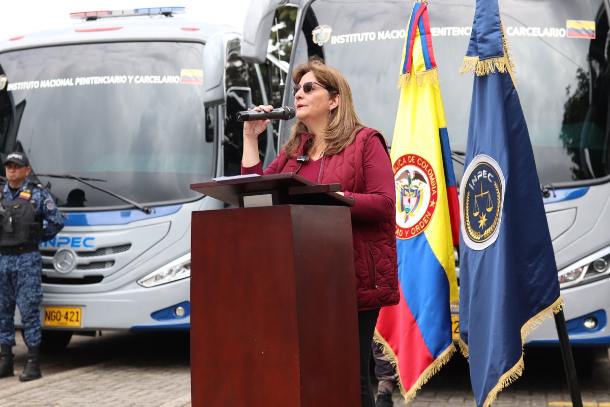 MinjusticiaCo's tweet image. #AEstaHora | En las instalaciones de la cárcel El Buen Pastor 📍, la ministra Ángela María Buitrago lidera el acto de entrega de la nueva flota de vehículos que @USPEC_Colombia pone a disposición del @INPEC_Colombia, con el apoyo del @MinjusticiaCo. 🧵