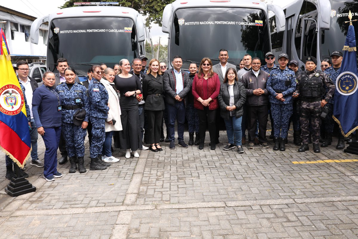 MinjusticiaCo's tweet image. #AEstaHora | En las instalaciones de la cárcel El Buen Pastor 📍, la ministra Ángela María Buitrago lidera el acto de entrega de la nueva flota de vehículos que @USPEC_Colombia pone a disposición del @INPEC_Colombia, con el apoyo del @MinjusticiaCo. 🧵