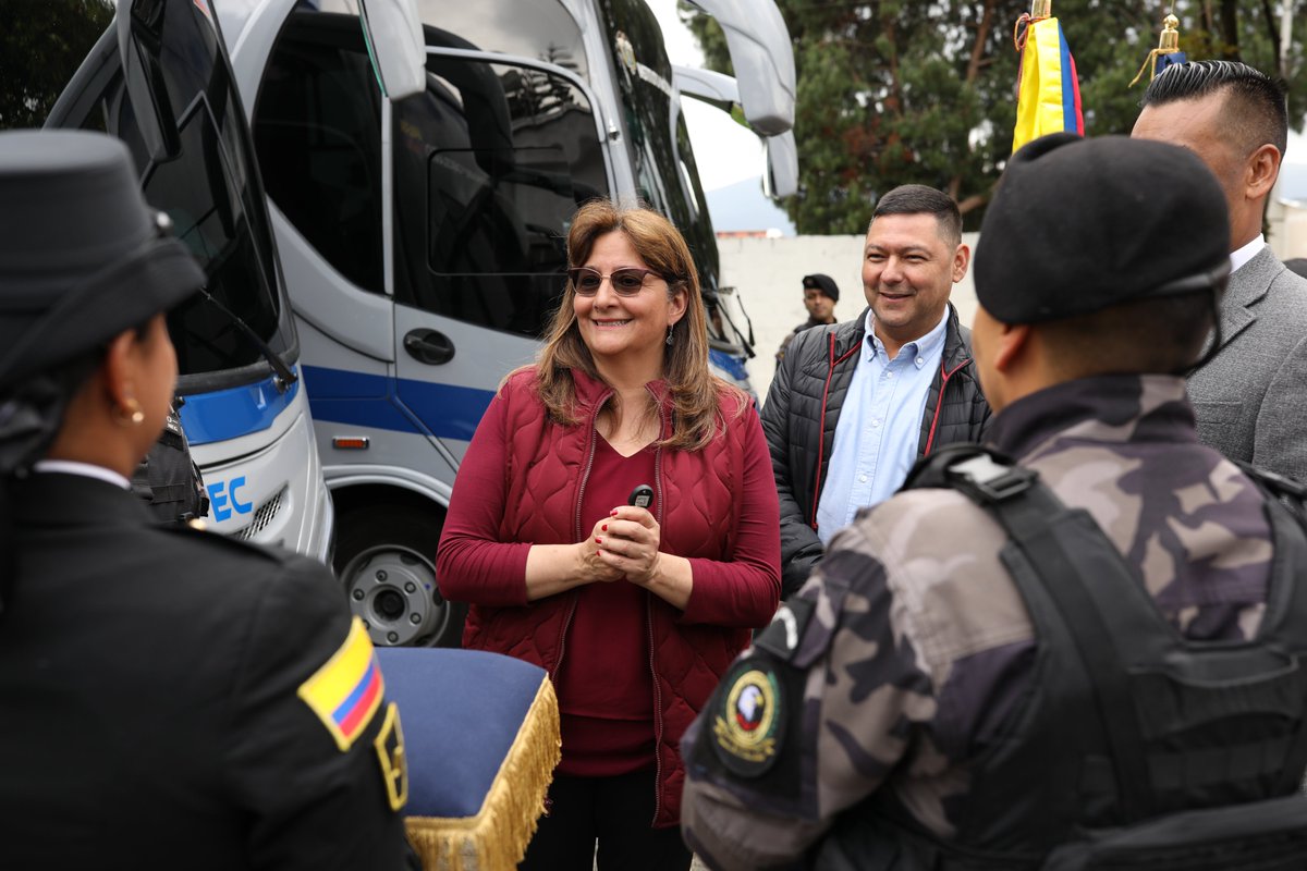 MinjusticiaCo's tweet image. #AEstaHora | En las instalaciones de la cárcel El Buen Pastor 📍, la ministra Ángela María Buitrago lidera el acto de entrega de la nueva flota de vehículos que @USPEC_Colombia pone a disposición del @INPEC_Colombia, con el apoyo del @MinjusticiaCo. 🧵