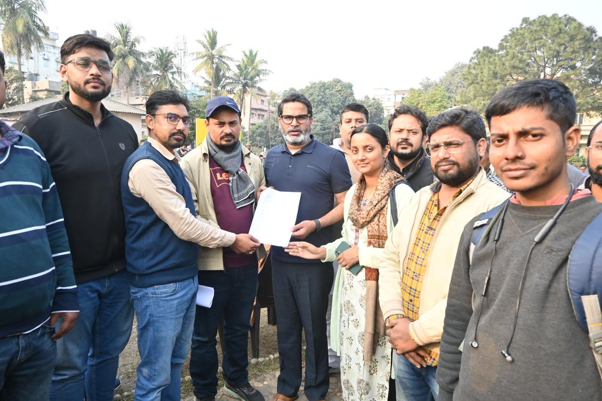 बीपीएससी 70वीं परीक्षा के परीक्षार्थियों के प्रतिनिधिमंडल ने प्रशांत किशोर से मुलाकात की। प्रतिनिधिमंडल ने प्रशांत किशोर से उच्चतम स्तर पर सहयोग की अपेक्षा करते हुए एक पत्र सौंपा। परीक्षार्थियों के संघर्ष और उनके साथ हो रहे अन्याय को देखते हुए जन सुराज पार्टी ने माननीय