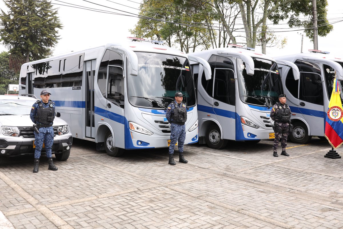 MinjusticiaCo's tweet image. #AEstaHora | En las instalaciones de la cárcel El Buen Pastor 📍, la ministra Ángela María Buitrago lidera el acto de entrega de la nueva flota de vehículos que @USPEC_Colombia pone a disposición del @INPEC_Colombia, con el apoyo del @MinjusticiaCo. 🧵