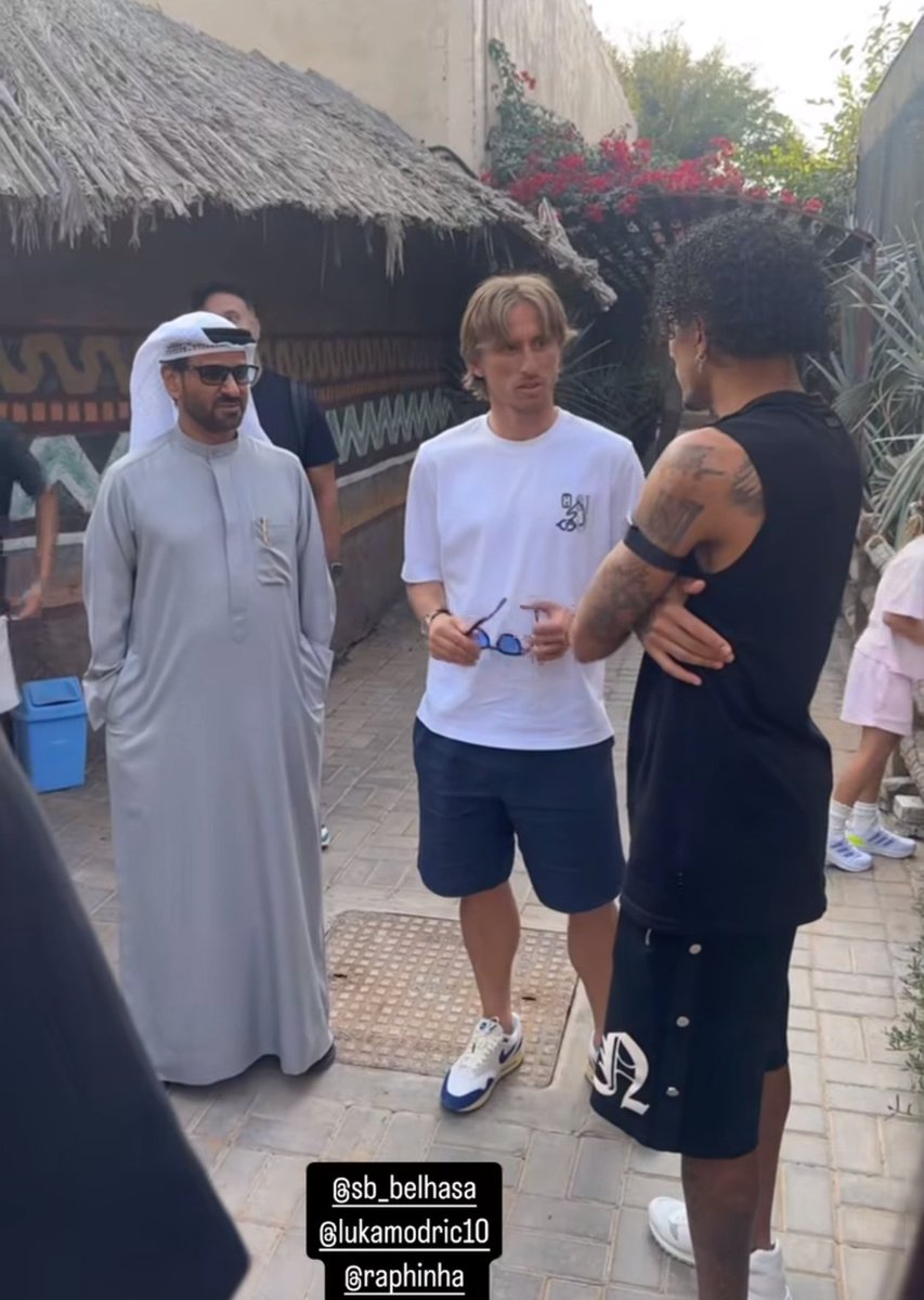 Salin0786's tweet image. Luka Modrić meets Raphinha in Dubai. 🫱🏻‍🫲🏼🇦🇪 Two maestros connecting off the pitch! 🌟 #Dubai #FootballUnity