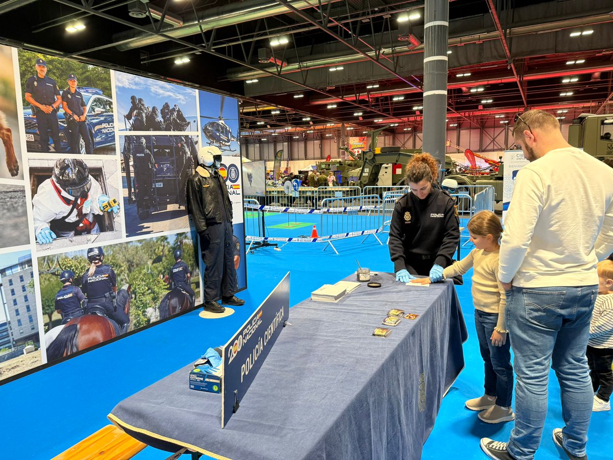 policia's tweet image. Planazo para disfrutar con los pequeños de la casa 🚔 

Estamos en #Juvenalia  ⤵️
📍#IFEMA #Madrid
🗓️Hasta el 4 de #enero 
⏰De 11:00-20:00 h (excepto 31 de diciembre y 1 de enero)

Y el día 3 a las 13:00 h tendremos exhibición de #GuíasCaninos

No te lo puedes perder👏