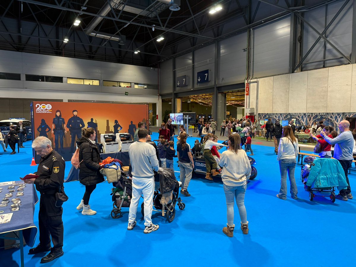 policia's tweet image. Planazo para disfrutar con los pequeños de la casa 🚔 

Estamos en #Juvenalia  ⤵️
📍#IFEMA #Madrid
🗓️Hasta el 4 de #enero 
⏰De 11:00-20:00 h (excepto 31 de diciembre y 1 de enero)

Y el día 3 a las 13:00 h tendremos exhibición de #GuíasCaninos

No te lo puedes perder👏