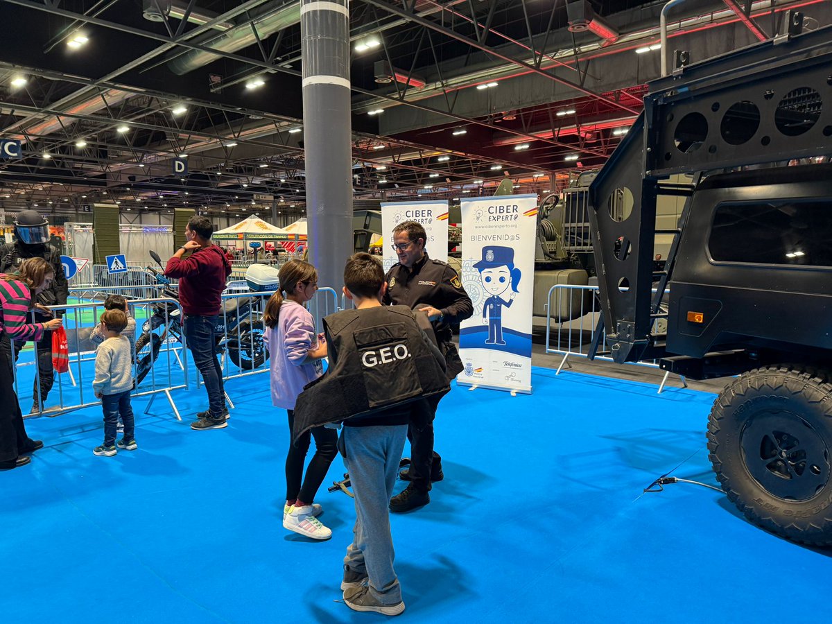 policia's tweet image. Planazo para disfrutar con los pequeños de la casa 🚔 

Estamos en #Juvenalia  ⤵️
📍#IFEMA #Madrid
🗓️Hasta el 4 de #enero 
⏰De 11:00-20:00 h (excepto 31 de diciembre y 1 de enero)

Y el día 3 a las 13:00 h tendremos exhibición de #GuíasCaninos

No te lo puedes perder👏