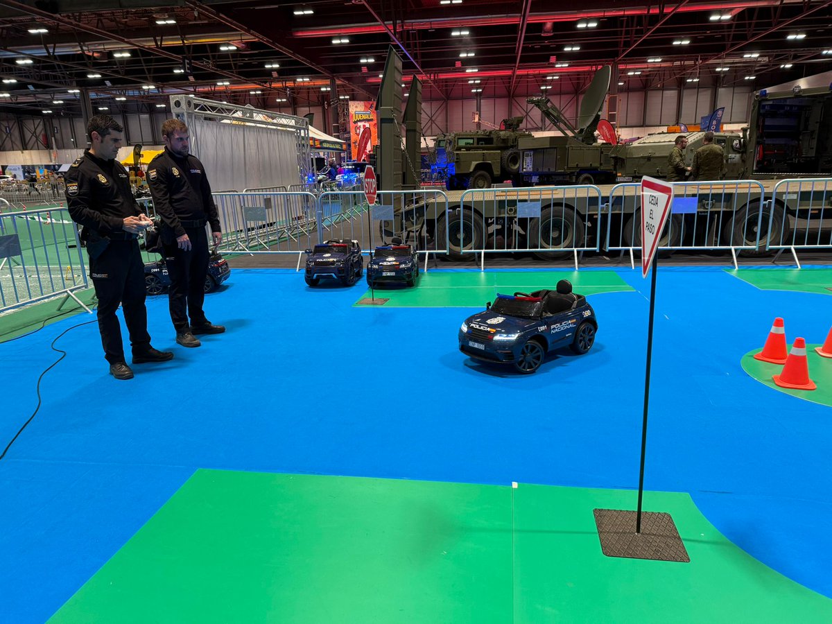 policia's tweet image. Planazo para disfrutar con los pequeños de la casa 🚔 

Estamos en #Juvenalia  ⤵️
📍#IFEMA #Madrid
🗓️Hasta el 4 de #enero 
⏰De 11:00-20:00 h (excepto 31 de diciembre y 1 de enero)

Y el día 3 a las 13:00 h tendremos exhibición de #GuíasCaninos

No te lo puedes perder👏