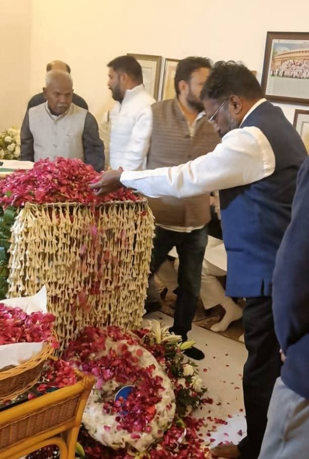 vck_dinesh's tweet image. மேனாள் பிரதமர் டாக்டர் மன்மோகன்சிங்  அவர்களின் திருவுடலுக்கு #விசிகசார்பில் மலர்வளையம் வைத்து வீரவணக்கம் செலுத்தினர் தலைவர் அண்ணன் எழுச்சித்தமிழர் 
இந்தியாவை பொருளாதார வலிமைமிக்க ஒரு நாடாக வளர்த்தெடுக்க வேண்டுமென்பதில் கூடுதல் அக்கறை செலுத்திய ஒரு தலைவர் அவருக்கு எமது வீரவணக்கம்