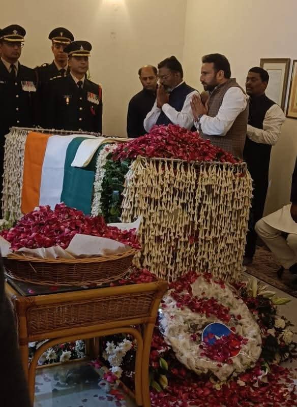 vck_dinesh's tweet image. மேனாள் பிரதமர் டாக்டர் மன்மோகன்சிங்  அவர்களின் திருவுடலுக்கு #விசிகசார்பில் மலர்வளையம் வைத்து வீரவணக்கம் செலுத்தினர் தலைவர் அண்ணன் எழுச்சித்தமிழர் 
இந்தியாவை பொருளாதார வலிமைமிக்க ஒரு நாடாக வளர்த்தெடுக்க வேண்டுமென்பதில் கூடுதல் அக்கறை செலுத்திய ஒரு தலைவர் அவருக்கு எமது வீரவணக்கம்