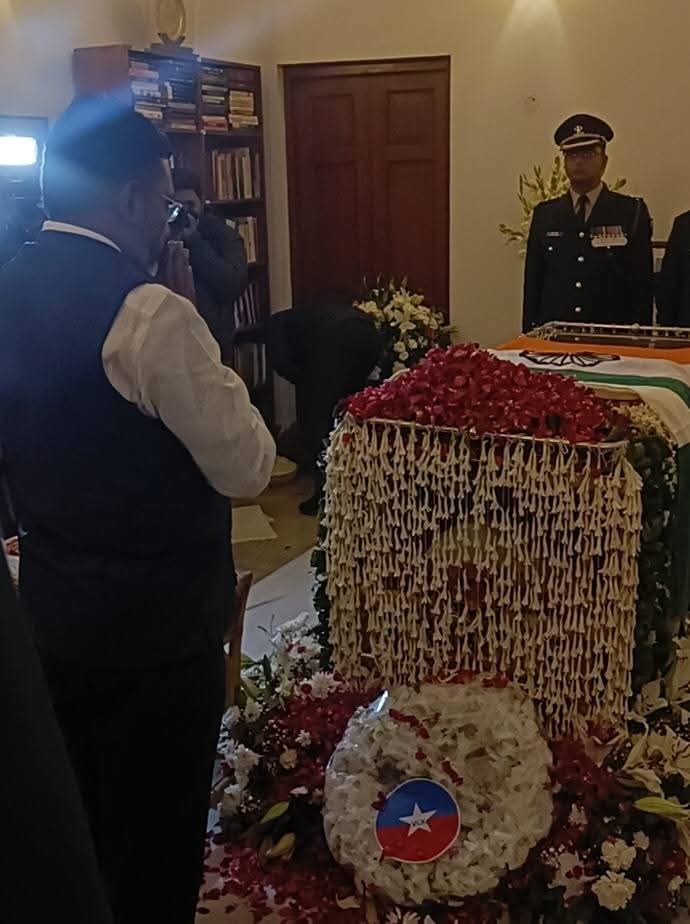 vck_dinesh's tweet image. மேனாள் பிரதமர் டாக்டர் மன்மோகன்சிங்  அவர்களின் திருவுடலுக்கு #விசிகசார்பில் மலர்வளையம் வைத்து வீரவணக்கம் செலுத்தினர் தலைவர் அண்ணன் எழுச்சித்தமிழர் 
இந்தியாவை பொருளாதார வலிமைமிக்க ஒரு நாடாக வளர்த்தெடுக்க வேண்டுமென்பதில் கூடுதல் அக்கறை செலுத்திய ஒரு தலைவர் அவருக்கு எமது வீரவணக்கம்