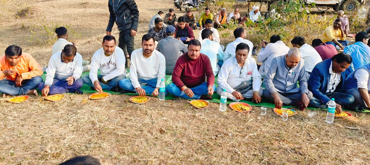 amityadavmla's tweet photo. बरकट्ठा प्रखंड क्षेत्र के ग्राम पंचायत सलैया के जंगल में 'झारखंड यूथ फेडरेशन सलैया' संगठन द्वारा वनभोज मिलन समारोह का आयोजन किया गया। इस अवसर पर मुख्य अतिथि के रूप में शामिल होकर उपस्थित लोगों को नव वर्ष की शुभकामनाएं दीं। 1/3 https://t.co/C6sr6G5k63