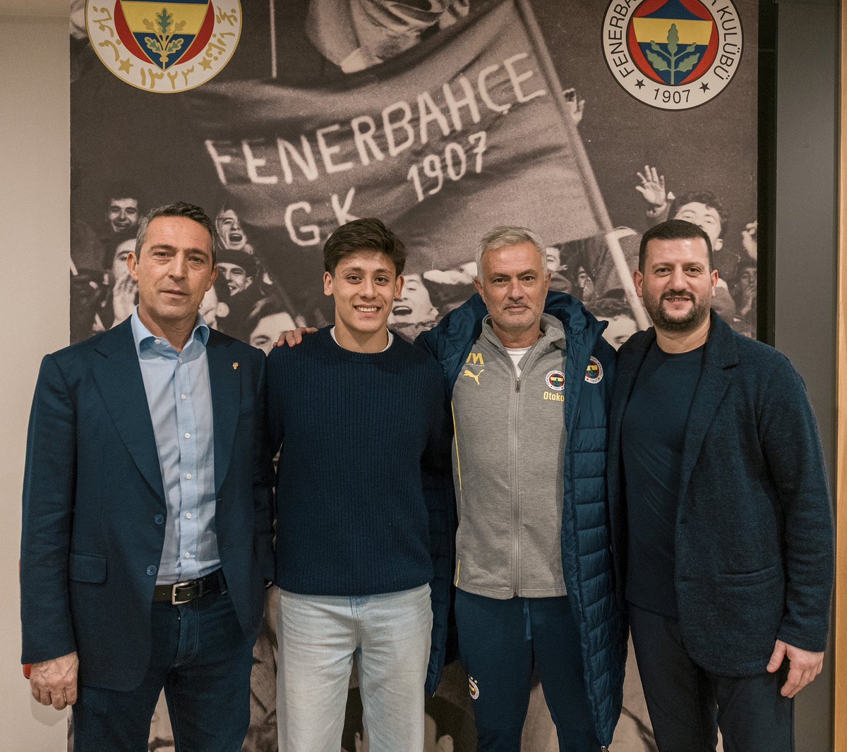 Fenerbahce's tweet photo. İspanya’da ülkemizi başarı ile temsil eden eski futbolcumuz Arda Güler, Samandıra Can Bartu Tesislerimizi ziyaret etti.

Seni yeniden görmek çok güzeldi, Fenerbahçe Ailen her zaman seninle @10ardaguler 💛💙 https://t.co/1GH28satSs