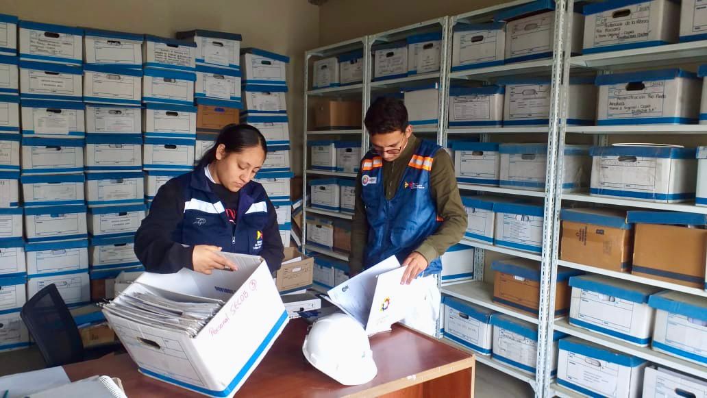 MIT_Ecuador's tweet photo. #Loja | Avanzamos con las actividades del programa #JóvenesEnAcción en la provincia. 
Capacitamos a 85 jóvenes en actividades como: recolección de escombros y residuos sólidos, mantenimiento de jardines y corte de maleza.  

Además, continúan con las tareas administrativas y de archivo dentro de la Dirección Distrital de Loja.