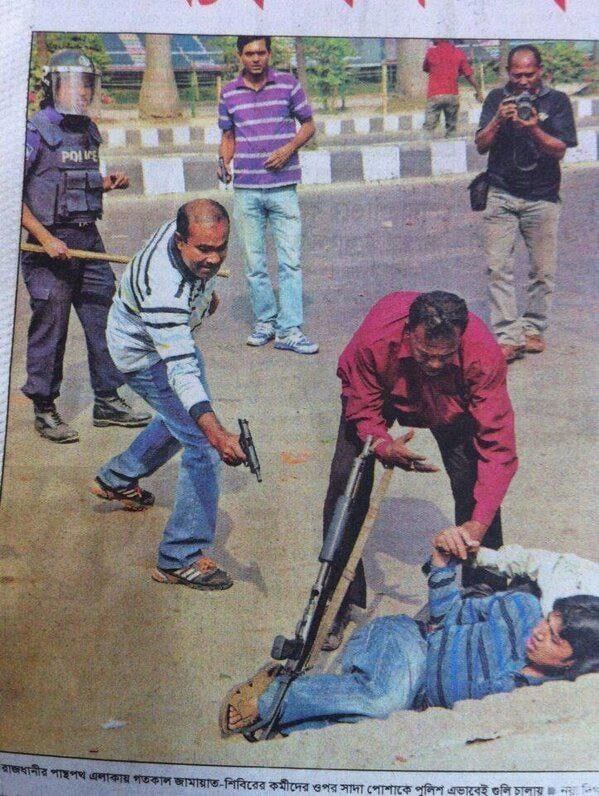 RussellAnamul's tweet photo. রাজধানীর পান্থপথে জামায়াত-শিবির কর্মীদের উপর খুনি হাসিনার সন্ত্রাসী বাহিনী  প্রকাশ্যে এভাবে গুলি চালায়। খুনীদের ক্ষমা নাই। 

খুনিদের চিহ্নিত করুন। ক্ষতিগ্রস্তরা বিচারের জন্য আওয়াজ তুলুন। মামলা করুন।

আর্কাইভ ছবি।
#BdPoliceBrutality #AwamiBrutality https://t.co/ZfbyiaEJEK